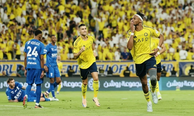 Simakan (phải) mừng bàn mở tỷ số cho Al Nassr trong trận gặp Al Hilal trên sân Al Awwal Park, thành phố Riyadh, Arab Saudi tối 12/5/2026.