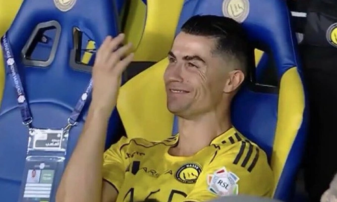 Ronaldo chán nản sau khi Al Nassr bị gỡ hòa phút cuối.